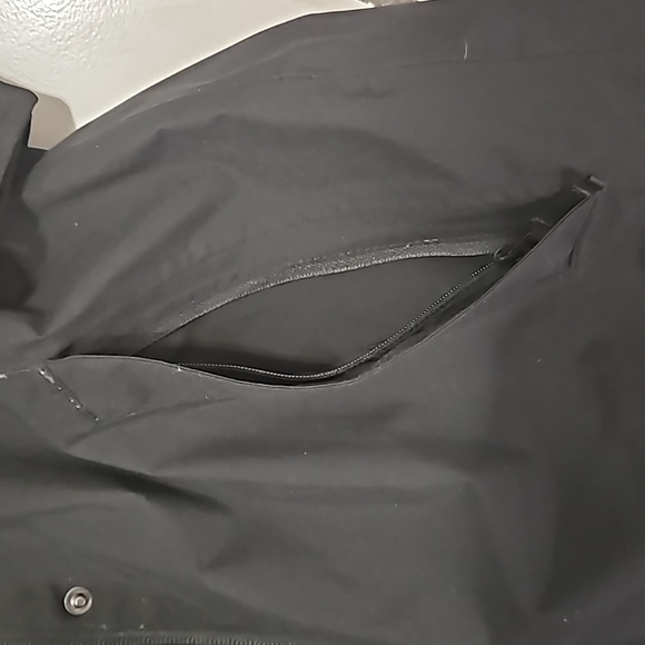 The Northface Hooded, Medium, Black Dryvent lightweight jacket. - Picture 7 of 16